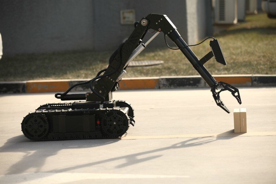 EOD Bomb Disarming Robot , Flexible Explosive Bomb Diffusing Robot