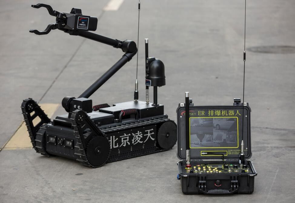 Long Control Distance Anti Terrorism Equipment Mini Eod Robot 80kg Weight